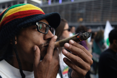 大麻解禁を求めるブラジルのパレード参加者＝１６日、サンパウロ（ＥＰＡ時事）