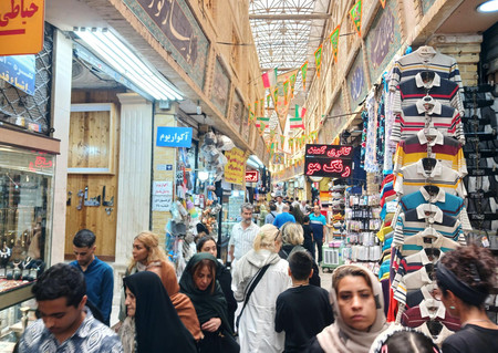 イランの首都テヘラン北部の市場「タジュリーシュ・バザール」。物が豊富に並んでいる＝２６日