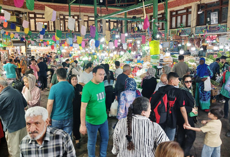 イランの首都テヘラン北部の市場「タジュリーシュ・バザール」＝２６日