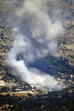 ２６日、レバノン南部の対イスラエル境界付近で、イスラエル軍の空爆を受け煙が立ち上る集落（ＥＰＡ時事）