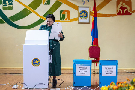 ２８日、モンゴルの首都ウランバートルで総選挙の投票を行う女性（ＡＦＰ時事）