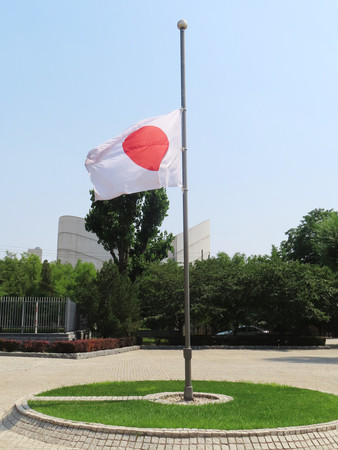 ２８日、北京の在中国日本大使館に掲げられた半旗