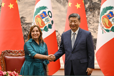 ２８日、北京の人民大会堂で握手する中国の習近平国家主席（右）とペルーのボルアルテ大統領（ＥＰＡ時事）