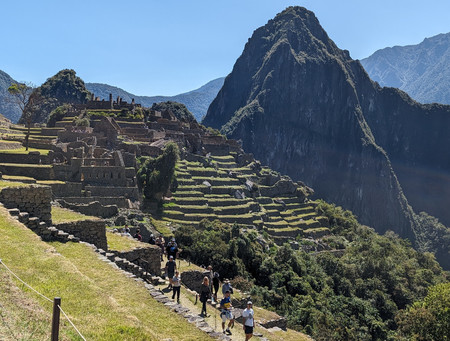 ペルーの世界遺産マチュピチュ遺跡の中を歩く観光客＝７日