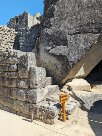 劣化により非公開となっている構造物の入り口＝７日、ペルー・マチュピチュ遺跡