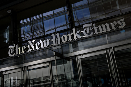 ニューヨーク・タイムズ・ビルと同紙のロゴ（AFP時事）