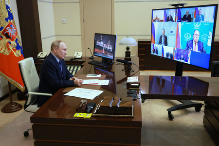 ２８日、モスクワ郊外で、ロシア安全保障会議のオンライン会合に臨むプーチン大統領（ＡＦＰ時事）