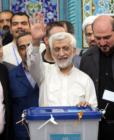 ２８日、テヘランでイラン大統領選の投票を終えた保守強硬派のジャリリ元最高安全保障委員会事務局長（中央）（ＥＰＡ時事）