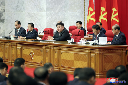 ２９日、北朝鮮の朝鮮労働党中央委員会総会に出席する幹部ら。中央は金正恩総書記＝撮影地不明（朝鮮中央通信配信）（ＡＦＰ時事）
