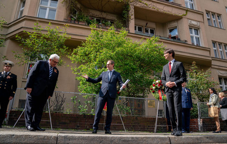 ベラルーシのシドレンコ前駐ドイツ大使（右）＝２０２０年５月、ベルリン（ｄｐａ時事）