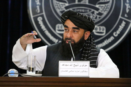 ２９日、アフガニスタンの首都カブールで記者会見するイスラム主義組織タリバン暫定政権のムジャヒド報道官（ＥＰＡ時事）