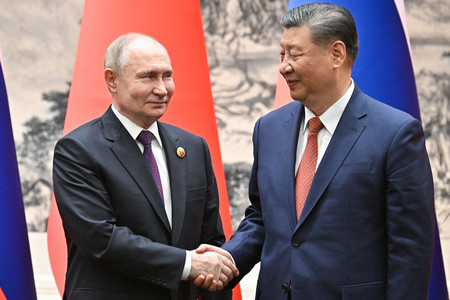 ロシアのプーチン大統領（左）と中国の習近平国家主席＝５月１６日、北京（ＡＦＰ時事）