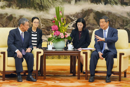 １日、北京の人民大会堂で中国の何立峰副首相（右）と会談する日本国際貿易促進協会の河野洋平会長（左）（代表撮影・時事）