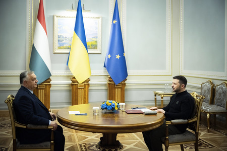 ２日、キーウ（キエフ）で会談するウクライナのゼレンスキー大統領（右）とハンガリーのオルバン首相＝ハンガリー首相府提供（ＥＰＡ時事）