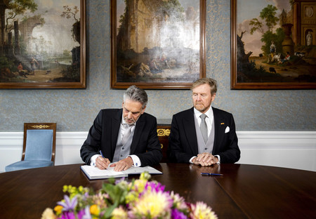 ２日、ハーグで国王令署名式に臨むオランダのウィレムアレクサンダー国王（右）とスホーフ新首相（ＥＰＡ時事）