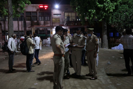 ２日、インド北部ウッタルプラデシュ州ハトラスで起きた雑踏事故の現場に集まる警察官（ＥＰＡ時事）