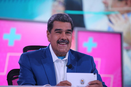 １日、カラカスでテレビ番組に出演するベネズエラのマドゥロ大統領（同国大統領府提供）（ＡＦＰ時事）
