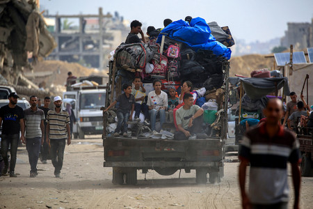 ２日、パレスチナ自治区ガザ南部のハンユニス東部から逃れた避難民（ＡＦＰ時事）