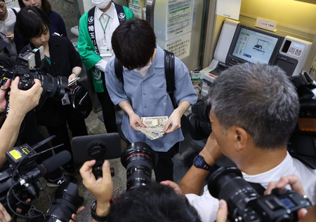 新紙幣に両替した男性＝３日午前、さいたま市浦和区の埼玉りそな銀行