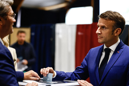 フランス総選挙で投票するマクロン大統領＝６月３０日、北部ルトゥケ（ＥＰＡ時事）