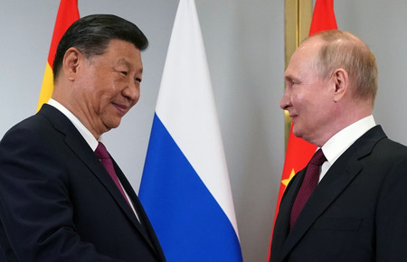 ３日、カザフスタンの首都アスタナで会談する中国の習近平国家主席（左）とロシアのプーチン大統領（ＥＰＡ時事）