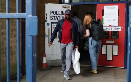 ４日、英総選挙が行われたロンドンの投票所を訪れた有権者（ＥＰＡ時事）