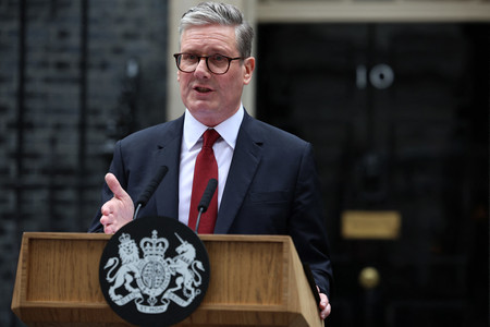 ５日、ロンドンの首相官邸前で国民向けに演説するスターマー英新首相（ＡＦＰ時事）