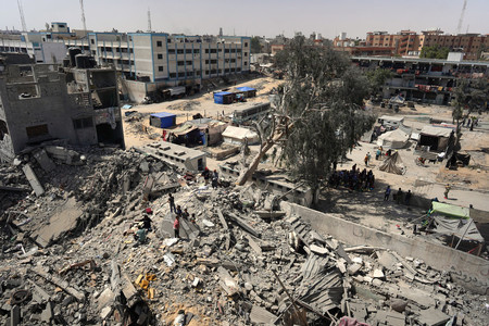 パレスチナ自治区ガザ南部ハンユニスで、イスラエルの攻撃を受け破壊された建物＝４日（ＡＦＰ時事）