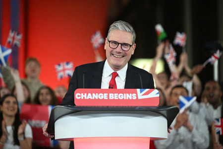 ５日、ロンドンで勝利宣言する英労働党のスターマー党首（ＡＦＰ時事）