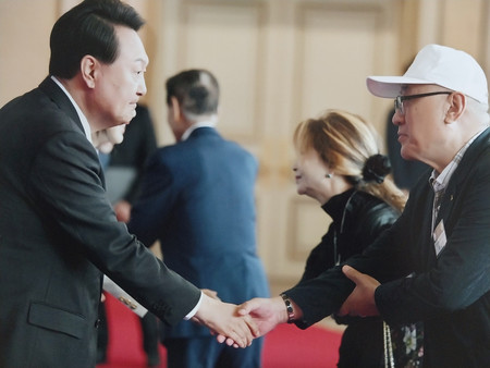 韓国の尹錫悦大統領（左）と面会する「拉北者家族会」の崔成竜代表（右）＝２０２３年６月、ソウル（崔氏提供・時事）