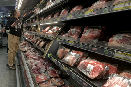 アルゼンチン・ブエノスアイレスのスーパーの棚に並ぶ食肉【AFP時事】