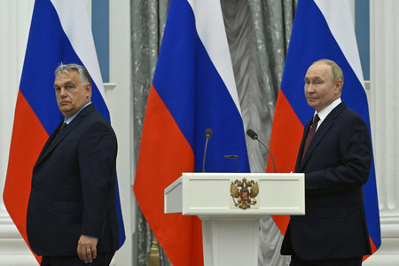 ５日、モスクワで会談後、共同記者発表に臨むハンガリーのオルバン首相（左）とロシアのプーチン大統領（ＡＦＰ時事）