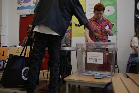 ７日、パリでフランス国民議会選挙の投票を行う有権者（ＥＰＡ時事）