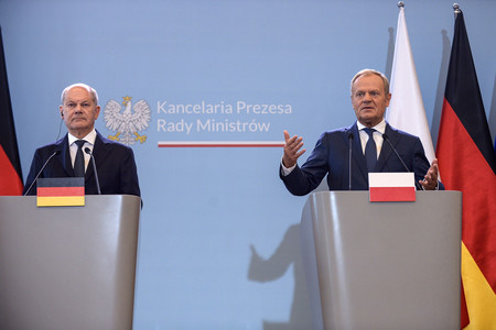 ドイツのショルツ首相（左）とポーランドのトゥスク首相＝２日、ワルシャワ（ＥＰＡ時事）