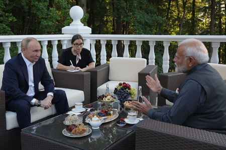 ８日、モスクワ郊外で懇談するロシアのプーチン大統領（左）とインドのモディ首相（右）（ＥＰＡ時事）