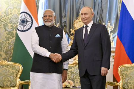 ９日、モスクワで会談に臨むロシアのプーチン大統領（右）とインドのモディ首相（ＥＰＡ時事）