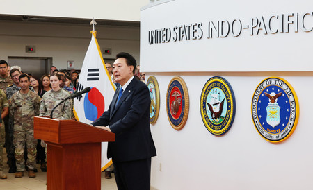 ９日、米ハワイ州のインド太平洋軍司令部で演説する韓国の尹錫悦大統領（ＥＰＡ時事）