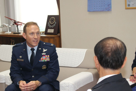 １０日、青森県の三沢市役所を訪れた米軍三沢基地のポール・デービッドソン司令官（左）