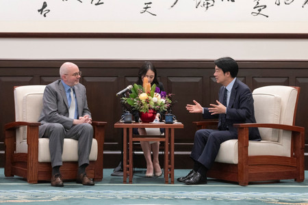 １０日、台北市の総統府で、米国在台協会（ＡＩＴ）のグリーン台北事務所長（左）と会談する台湾の頼清徳総統（総統府提供・時事）