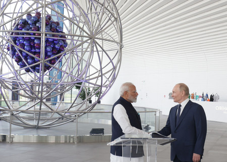 ９日、モスクワの博覧会場を視察するロシアのプーチン大統領（右）とインドのモディ首相（ＡＦＰ時事）