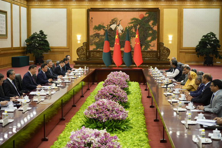１０日、北京の人民大会堂で会談する中国の習近平国家主席（左から２人目）とバングラデシュのハシナ首相（右から４人目）（ＥＰＡ時事）