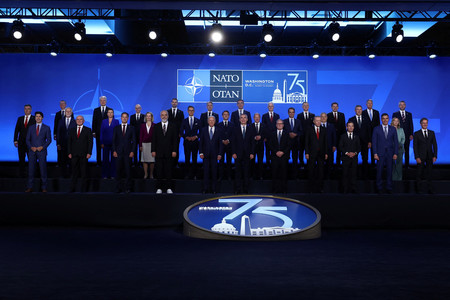 １０日、ワシントンで開かれている北大西洋条約機構（ＮＡＴＯ）首脳会議で記念撮影する加盟国首脳ら（ロイター時事）