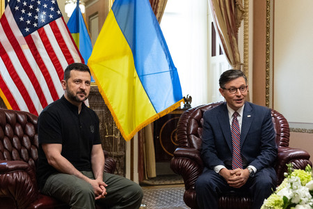 １０日、米ワシントンの連邦議会でジョンソン下院議長（右）と会談するウクライナのゼレンスキー大統領（ＡＦＰ時事）