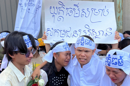 裁判結果の知らせを受けたカンボジアの環境活動家＝２日、プノンペン（ロイター時事）