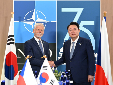 会談した韓国の尹大統領（右）とチェコのパベル大統領＝１０日、米ワシントン（ＥＰＡ時事）