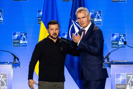 １１日、ワシントンで記者会見したウクライナのゼレンスキー大統領（左）と北大西洋条約機構（ＮＡＴＯ）のストルテンベルグ事務総長（ＥＰＡ時事）