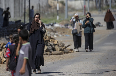 １１日、パレスチナ自治区ガザ北部のガザ市から南部へ避難する家族（ＥＰＡ時事）