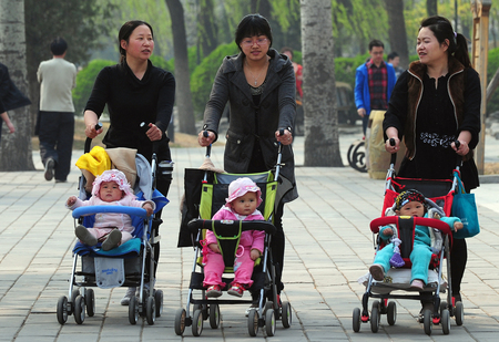 北京の公園で、赤ちゃんを乗せたベビーカーを押す女性（ＡＦＰ時事）（資料）
