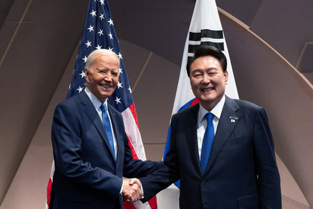 １１日、ワシントンで会談するバイデン米大統領（左）と韓国の尹錫悦大統領（ＥＰＡ時事）