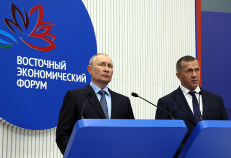 ウラジオストクでの東方経済フォーラムに臨むロシアのプーチン大統領（左）とトルトネフ副首相兼極東連邦管区大統領全権代表＝２０２３年９月（ＡＦＰ時事）